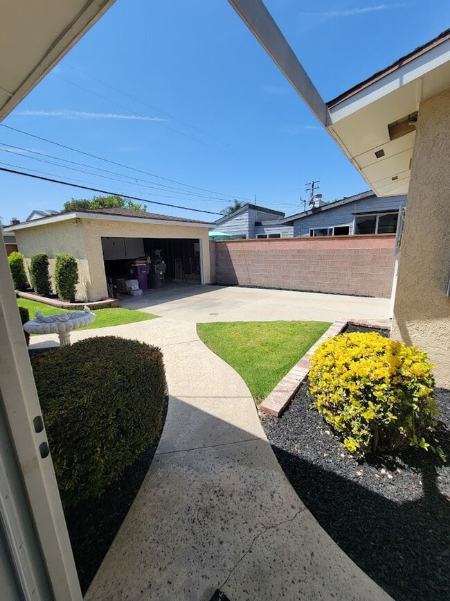 Building Photo - SPACIOUS 3BD/2BA WITH GARAGE, LAUNDRY AND ...