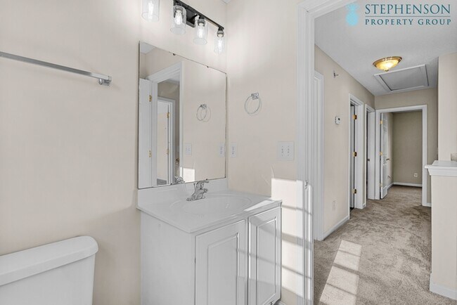 Building Photo - Fully Remodeled in Nov 2025!