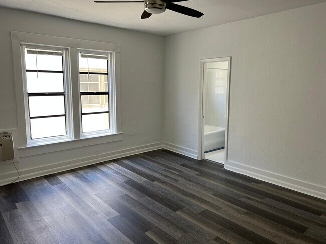 Building Photo - LARGE Studio in South Beach