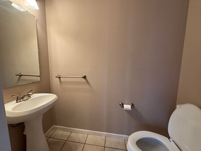 Building Photo - Spacious 2 bedroom 1.5 bath townhouse for ...