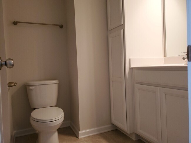 Building Photo - 2 Bedroom, 2.5 Baths End unit Townhome located in Townes at University East