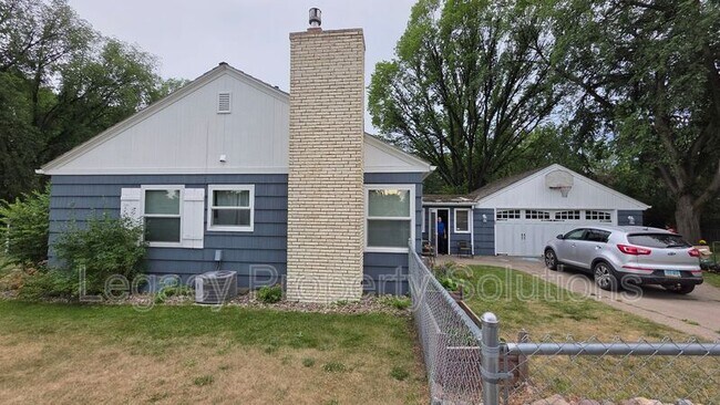 Building Photo - 926 N Mandan St