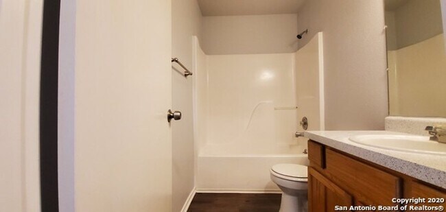 Building Photo - 2-Bed Apartment in the Heart of Universal City