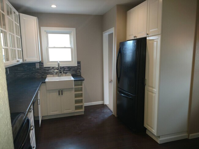 Building Photo - ALL PROSPECTIVE TENANTS MUST SUBMIT A $58 ...