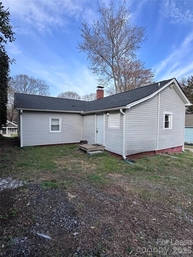 Building Photo - 65 White St SW