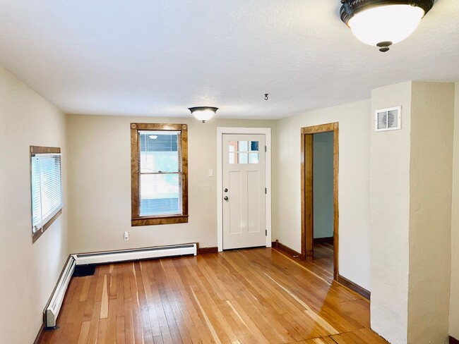 Building Photo - Charming, Remodeled 2 Bedroom + Loft Downt...