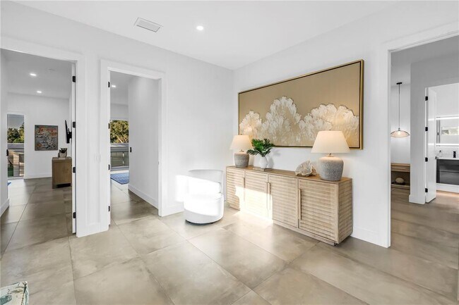 Building Photo - 2065 Goldenrod St