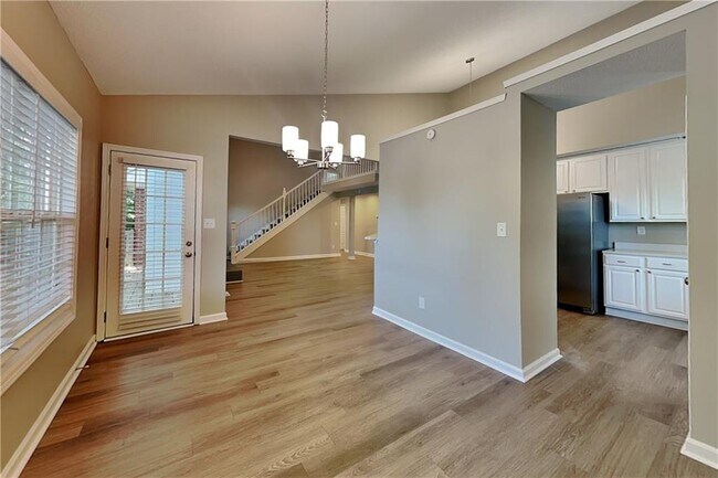 Building Photo - 6778 Oakhurst Ct