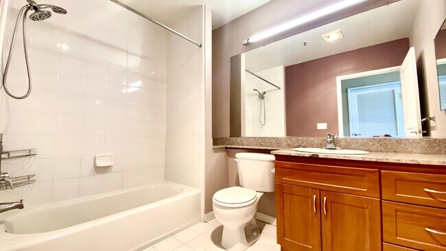 Building Photo - Bright 2 bedroom with open floor plan and spacious terrace!