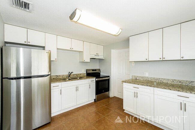 Building Photo - 3-Bedroom, 1 Bath Single Family for Rent in Tampa, FL | Fenced Backyard & Modern Kitchen