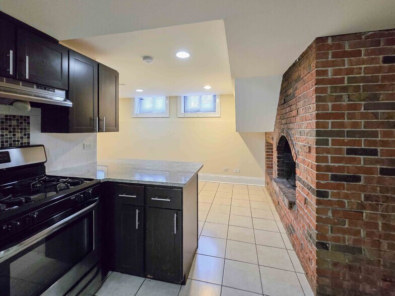 Building Photo - 877 W Lill Ave