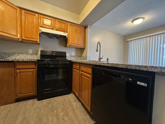 Building Photo - 2 Bedroom Upstairs Condo with Bonus Room Near UNLV!