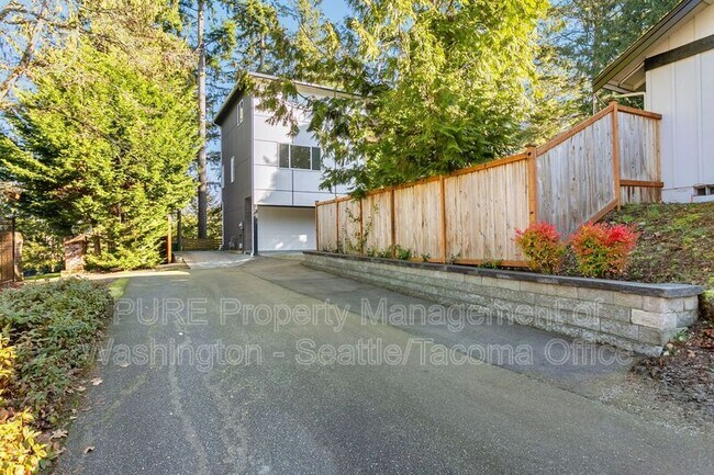 Building Photo - 7229 Turquoise Dr SW