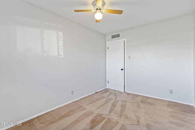 Building Photo - 5828 Sturgeon Dr