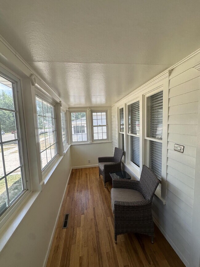 Building Photo - "Charming 2-Bedroom Retreat in the Heart of Windsor – 945 Sq. Ft. of Cozy Living!"