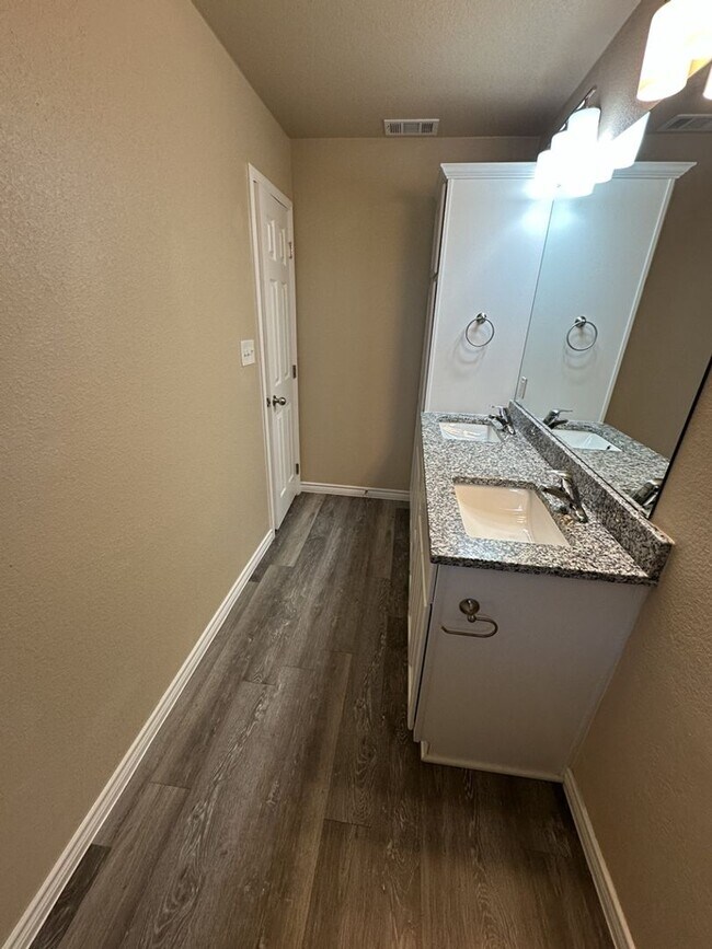 Building Photo - 3BD/2BA