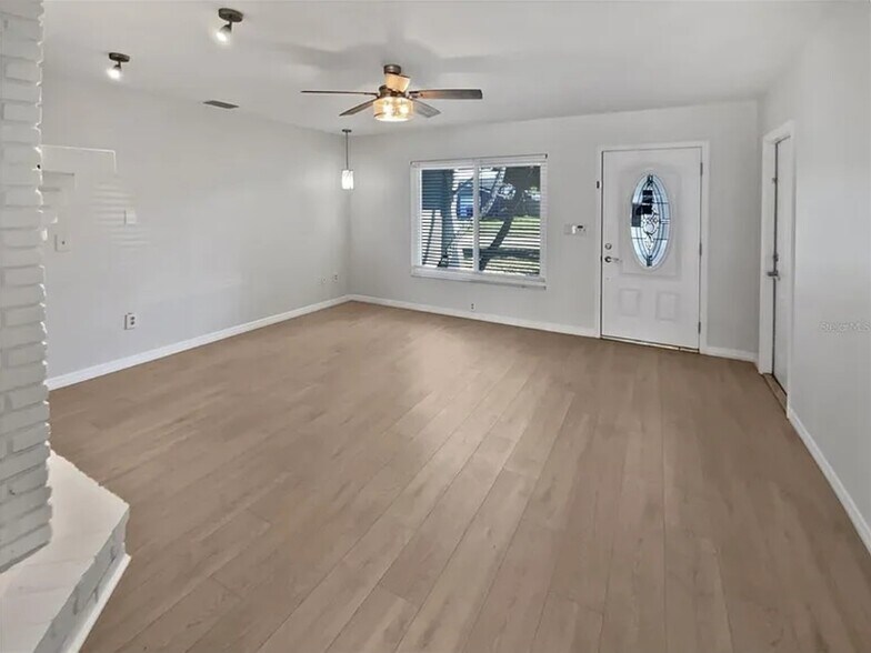 Building Photo - 1608 Amberlea Dr N