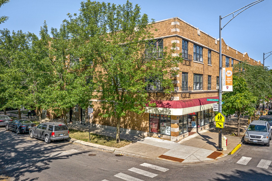 Building Photo - 2028 W Montrose Ave