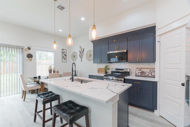 Building Photo - 890 Lucky St