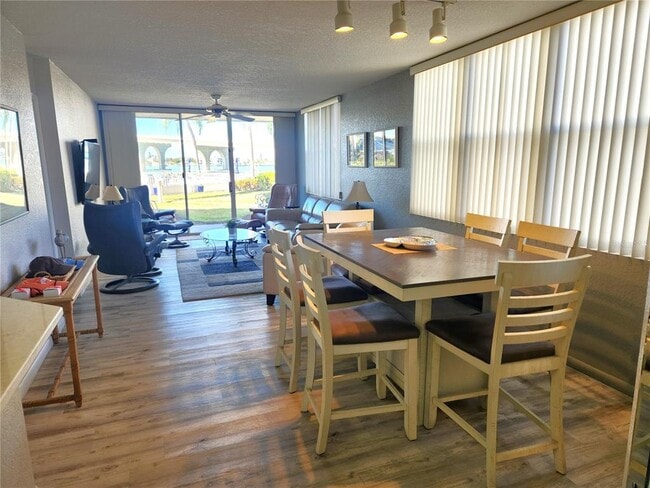 Building Photo - 5901 Bahia Del Mar Cir N