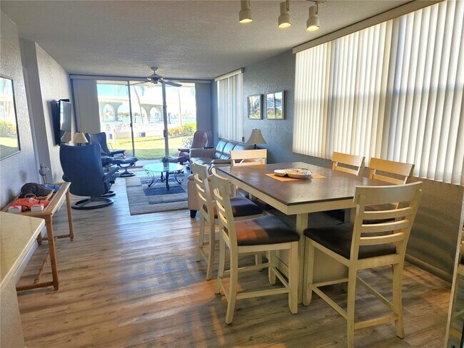 Building Photo - 5901 Bahia Del Mar Cir N