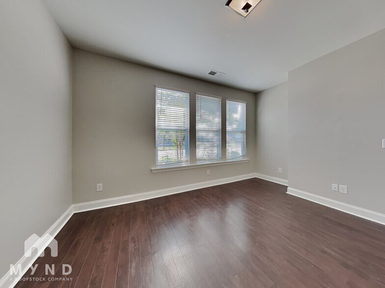 Building Photo - 2547 Statesville Ave