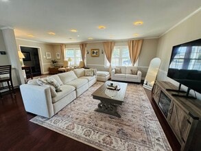 Building Photo - 1105 E Holly Ave