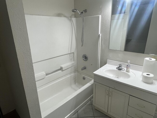 Building Photo - 513 E 2nd St