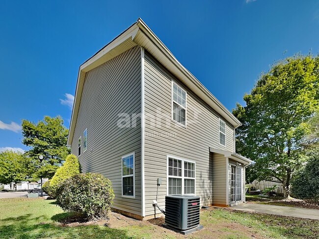 Building Photo - 124 Trayesan Dr