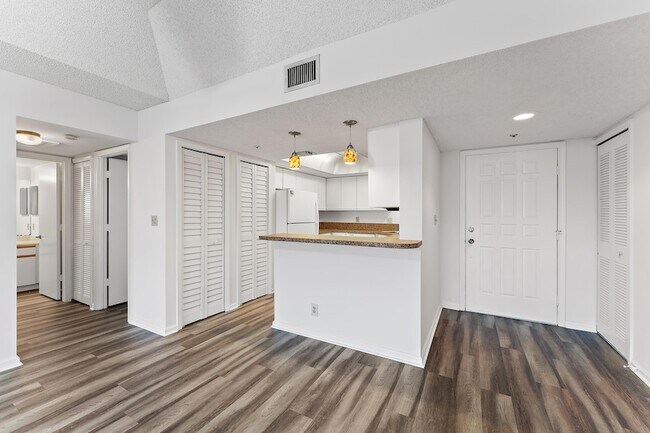 Building Photo - 700 Uno Lago Dr