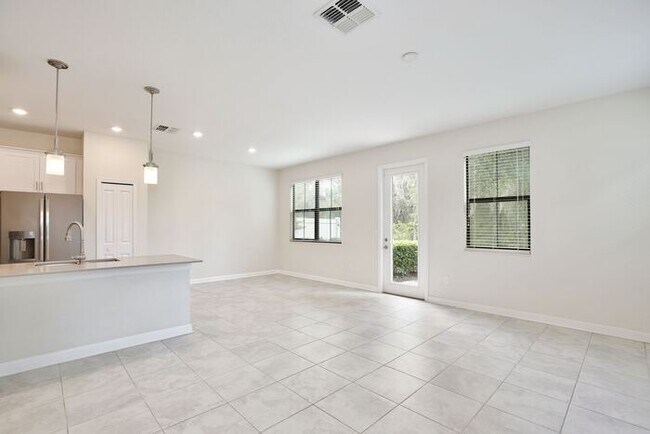 Building Photo - Beautiful 4/3.5 Townhome with a Spacious 2 Car Garage Located in Trails at Moss Park - Orlando