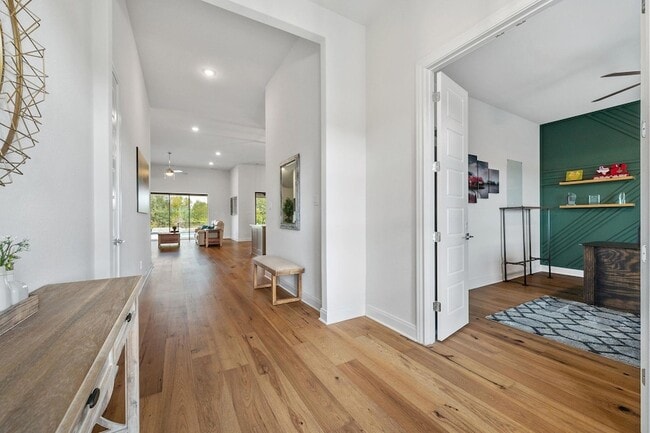 Building Photo - 104 Rolling Hills Ct