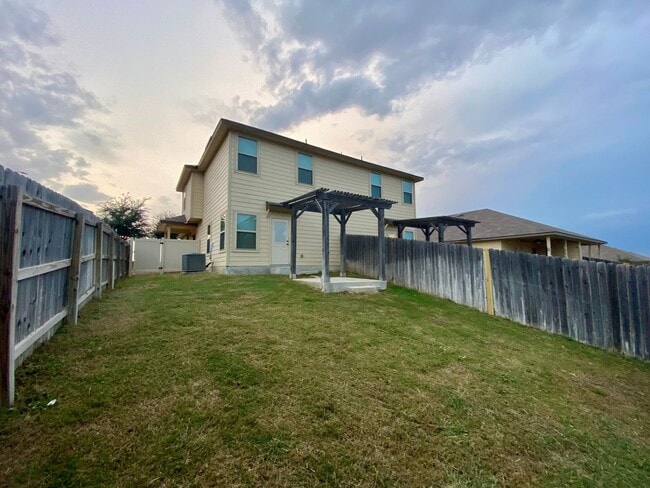 Building Photo - Two Story Townhome in New Braunfels