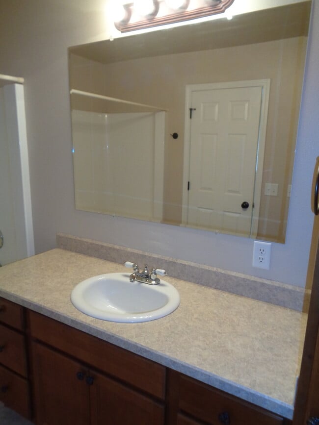 Building Photo - 5 Bed/ 3 Bath/ 2 Car Garage Open Floor Plan Home in Billings Heights