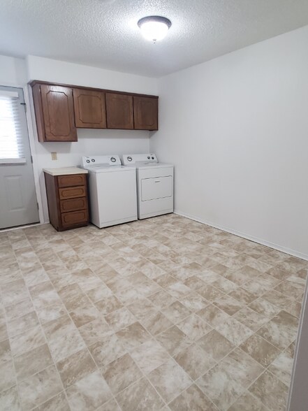 Building Photo - 2205 S Cedar Loop
