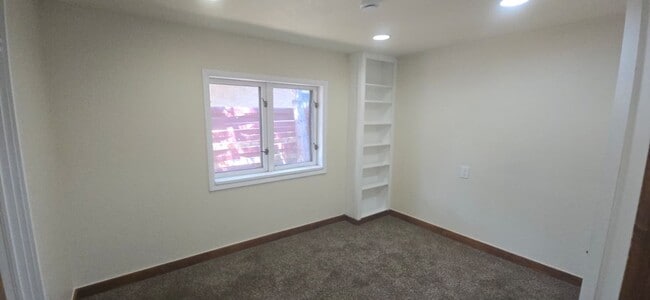 Building Photo - 1325 Balsam Ave