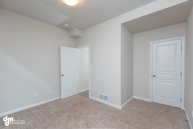 Building Photo - 156 Willow View Circle