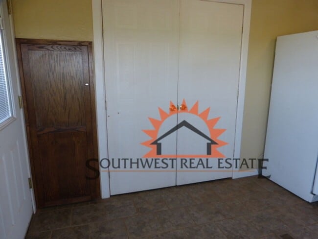 Building Photo - Country home with 3 bedroom 2 bathrooms