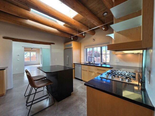 Building Photo - 624 Alto St