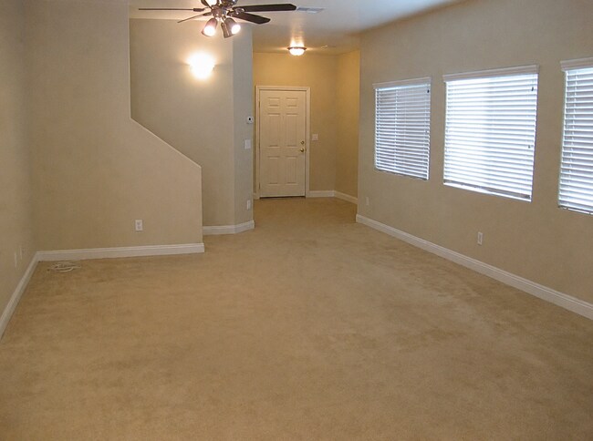 Building Photo - 4 bedroom +Den!