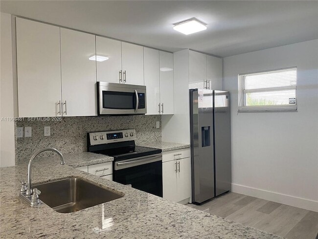 Building Photo - 1075 Riverside Dr