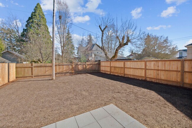 Building Photo - 404-406 SW Elmwood Ave
