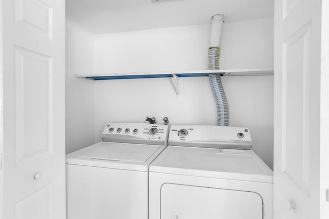 Building Photo - Charming First Floor Condo Available for Rent