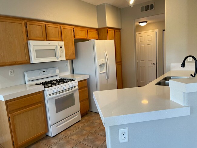 Building Photo - 2 bedroom upgraded condo in Silverado Ranch