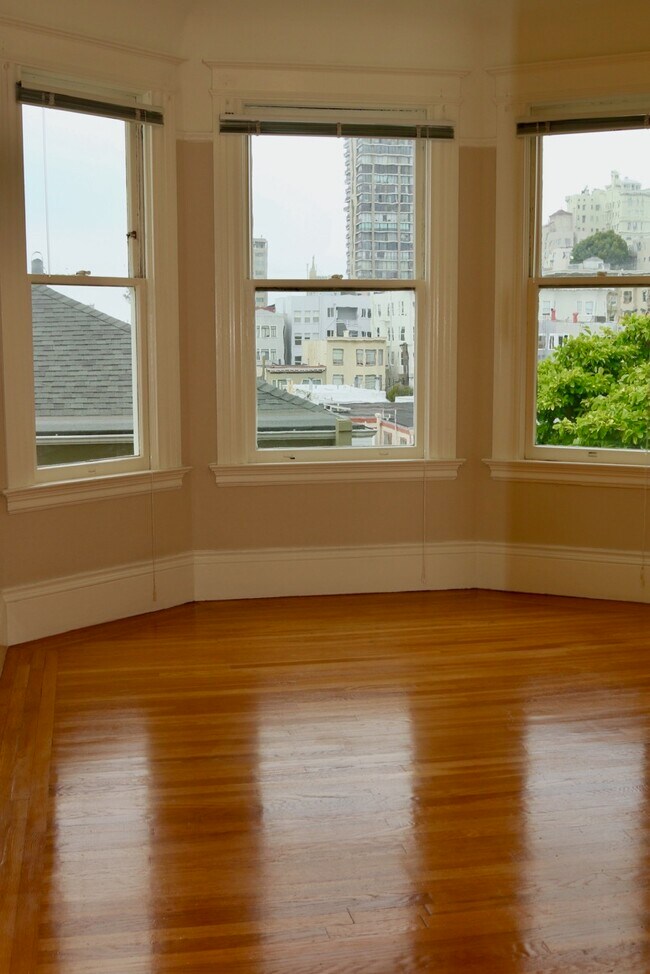 Bright, airy bedrooms w/ city lights view - 1250 Jackson St
