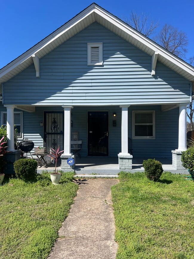 Building Photo - 1 month free with 13 month lease- East Nas...
