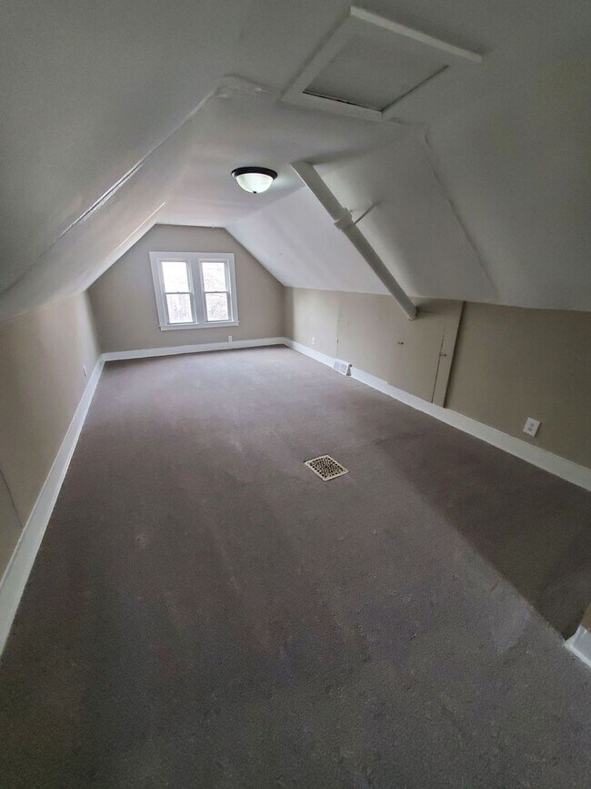 Building Photo - 3 Bedroom Single Family