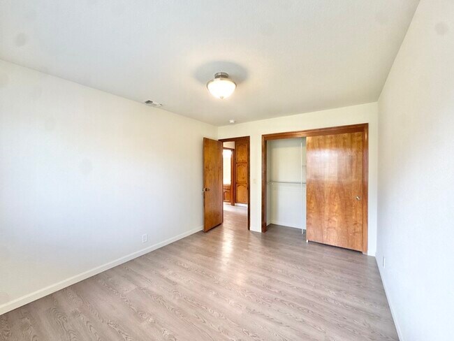 Building Photo - Stunning 3 bedroom 2.5 bathroom home in Folsom with large backyard