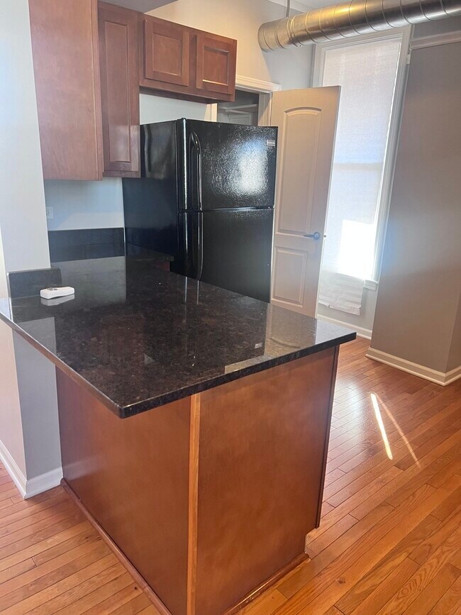 Building Photo - 20 W Hinsdale Ave