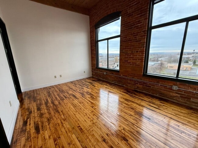 Building Photo - 421 Broad St